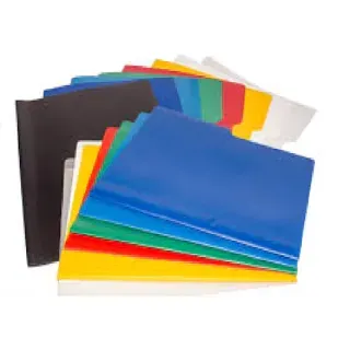 Pila de carpetas de presentación de varios colores.