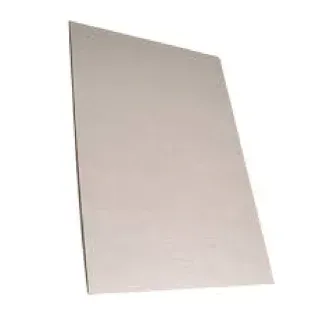 Un panel de yeso rectangular, de color blanquecino, colocado en posición vertical en un ligero ángulo.