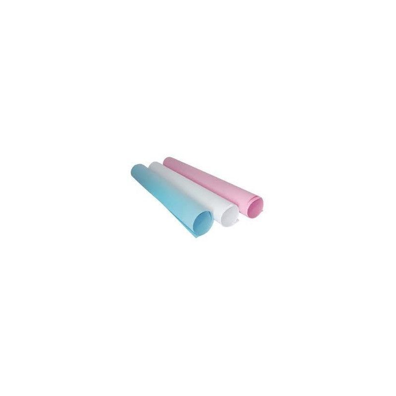Tres hojas de papel enrolladas: azul, blanca y rosa, ligeramente inclinadas sobre un fondo blanco.