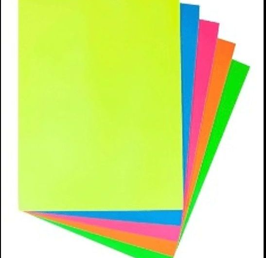 Pila de papel de colores neón: amarillo, azul, rosa, naranja y verde.