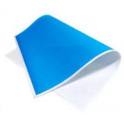 Almohadilla absorbente azul y blanca, doblada.