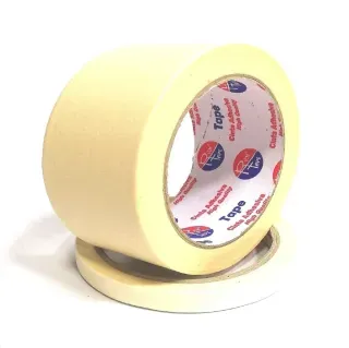 Rollo de cinta de pintor de color beige, parcialmente desenrollado, apoyado sobre una superficie blanca.
