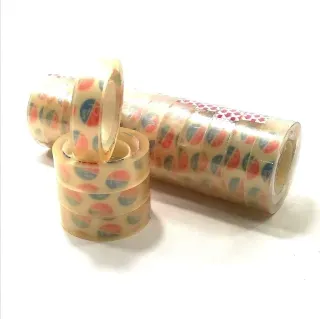Varios rollos de cinta decorativa con patrones de semicírculos azules, rojos y blancos.