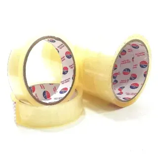 Rollos de cinta de embalaje transparente apilados juntos.