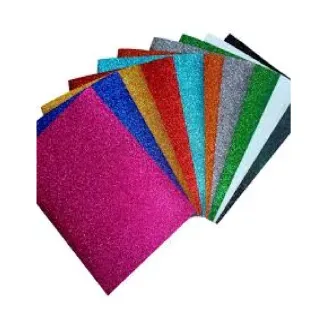 Hojas surtidas de papel brillante en varios colores: rosa, azul, dorado, rojo, plateado, verde, blanco y negro.