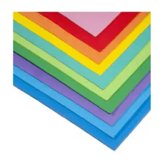 Pila de papel de construcción de colores en varios tonos.
