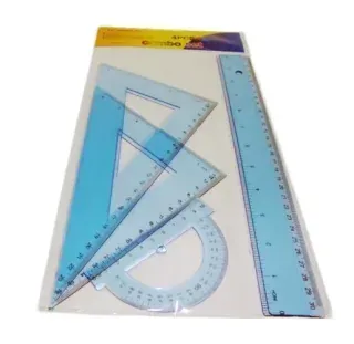 Juego de geometría de plástico azul: regla, triángulos, transportador, en embalaje transparente.