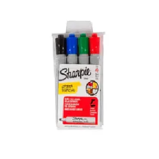 Paquete de cuatro marcadores Sharpie en negro, azul, verde y rojo.