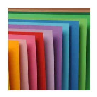 Pila de hojas de papel de colores en varios colores.