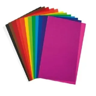 Hojas de papel de colores surtidos, dispuestas en abanico, entre ellas, rojo, naranja, amarillo, verde, azul y morado.