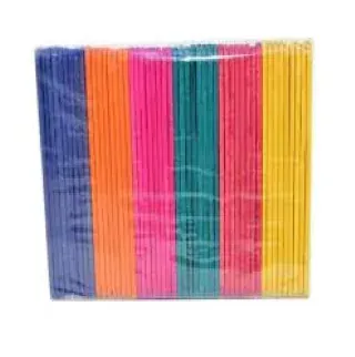 Paquete de palitos de manualidades de colores envueltos en plástico.