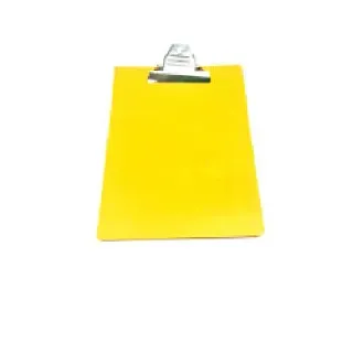 Portapapeles amarillo con clip plateado sobre fondo blanco.