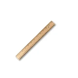 Regla de madera sobre fondo blanco, ligeramente inclinada.