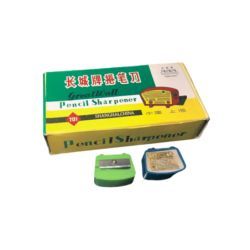 Caja de sacapuntas, verde y amarillo, con dos sacapuntas al lado, uno verde y otro azul.