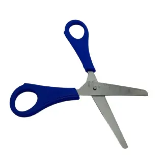 Tijeras de mango azul, abiertas, en ángulo hacia la derecha, hojas plateadas.