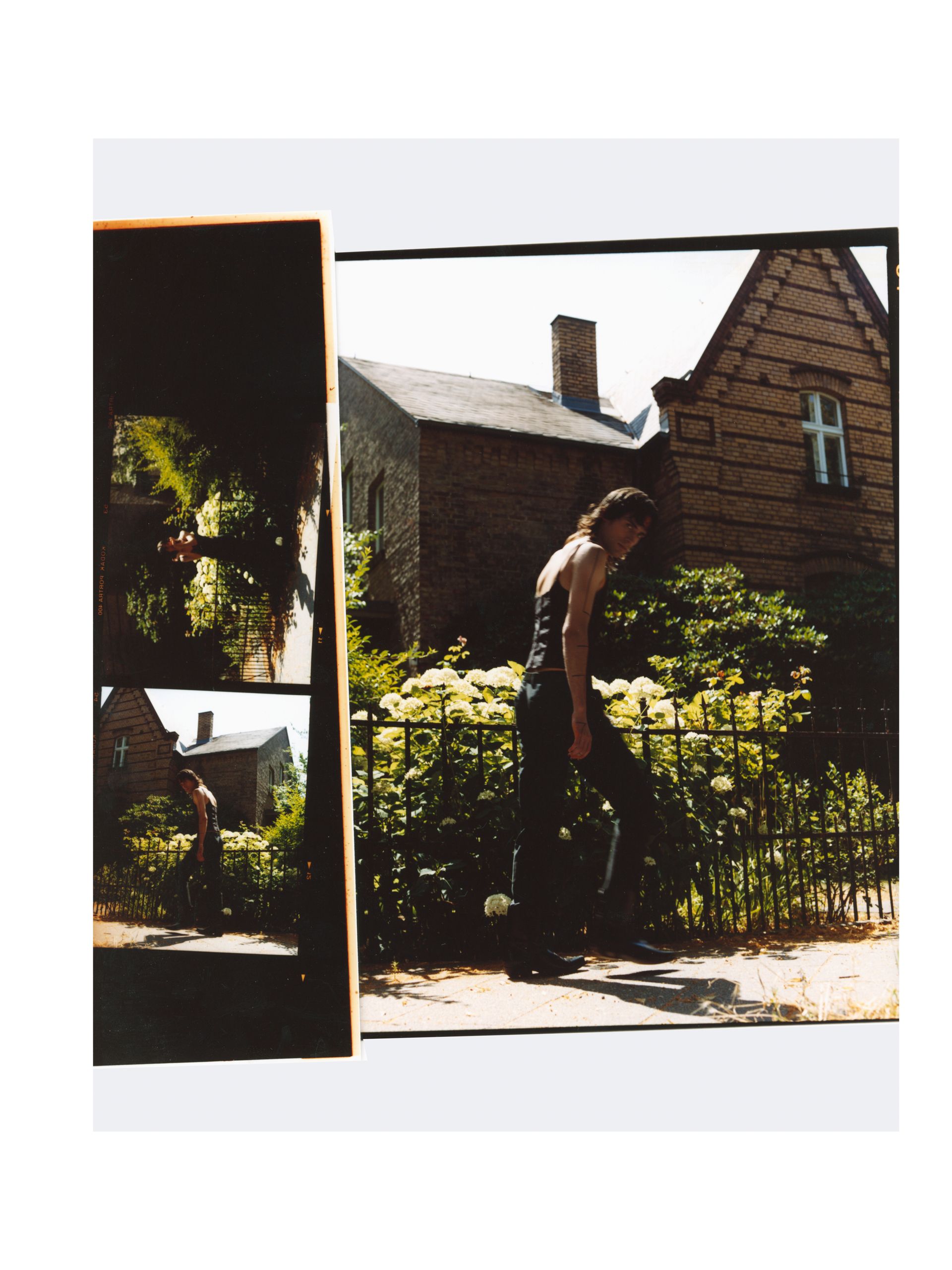 Person lehnt neben einer Hecke vor einem Backsteingebäude. Zwei eingefügte Fotos links.