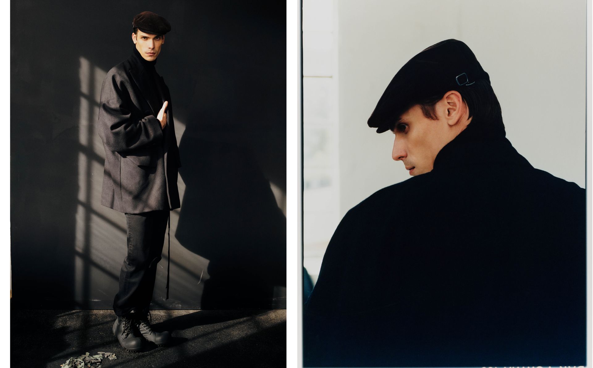 Mann in schwarzem Outfit und Hut, zur Seite blickend, steht neben einer dunklen Wand.