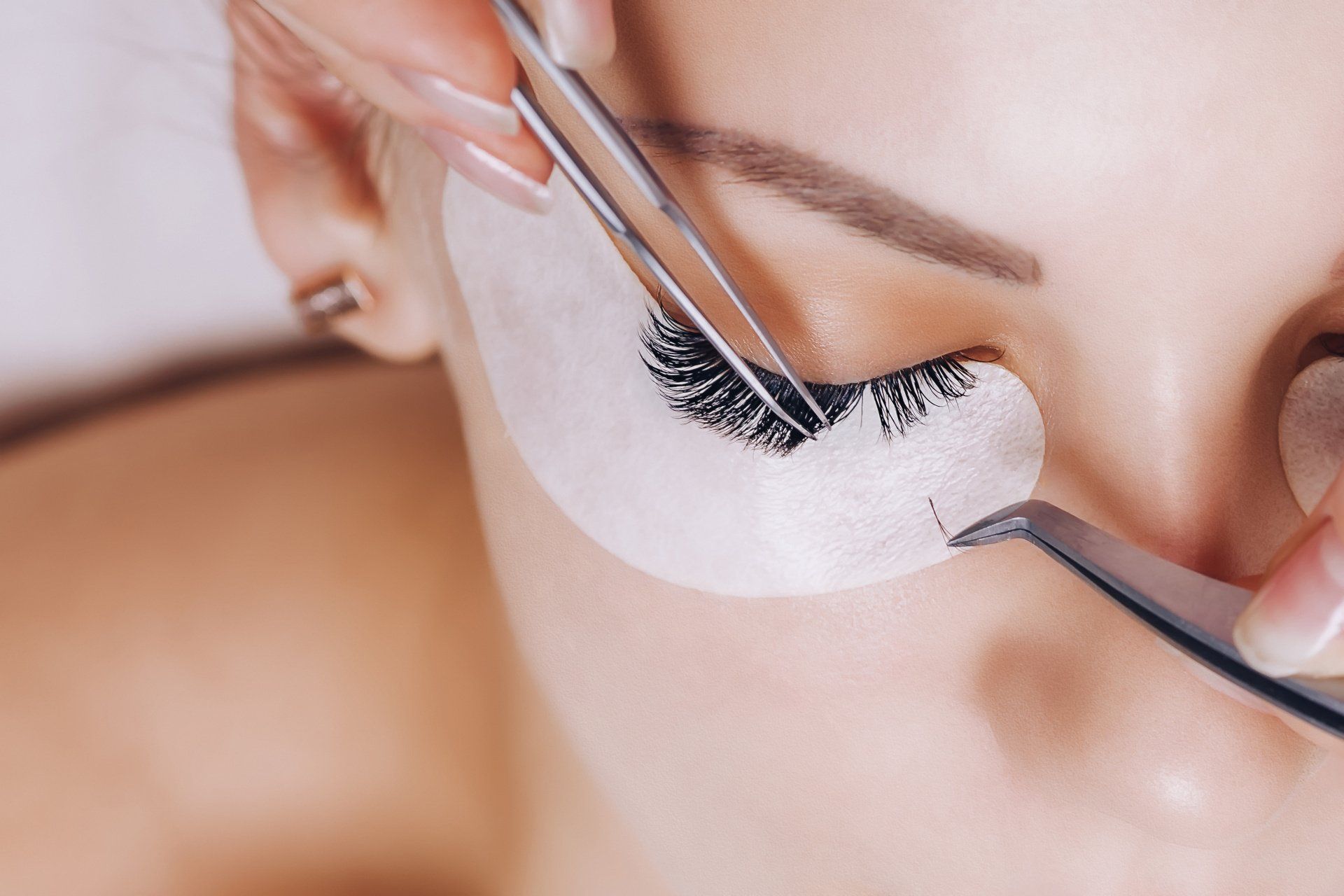 Eine Frau lässt sich in einem Schönheitssalon die Wimpern verlängern.