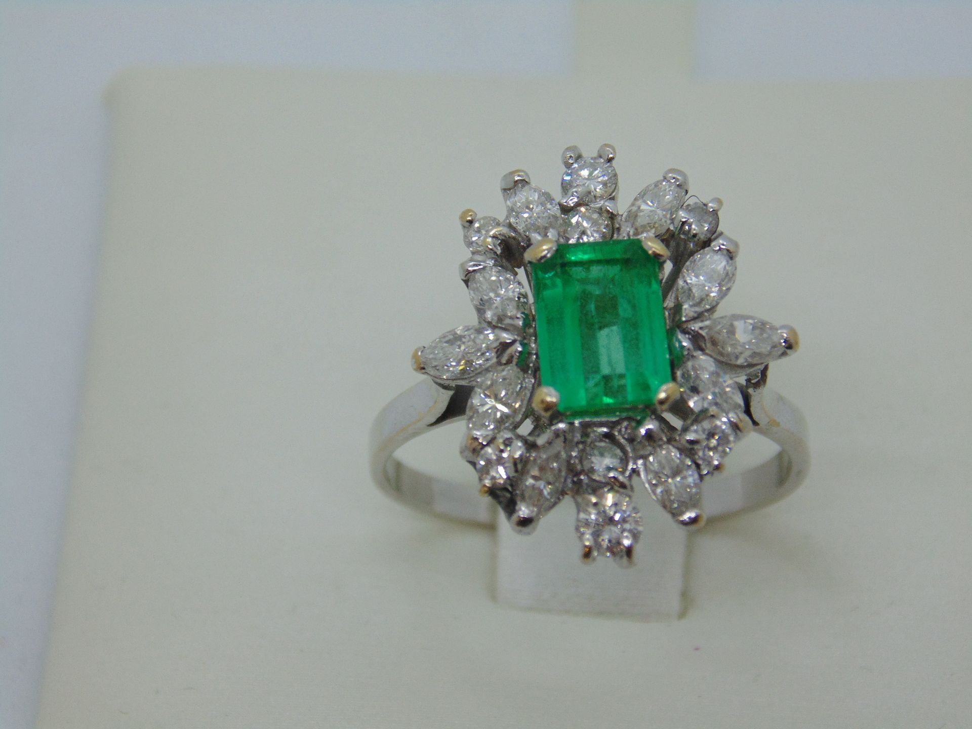 Anello oro bianco Diamanti e Smeraldo naturale