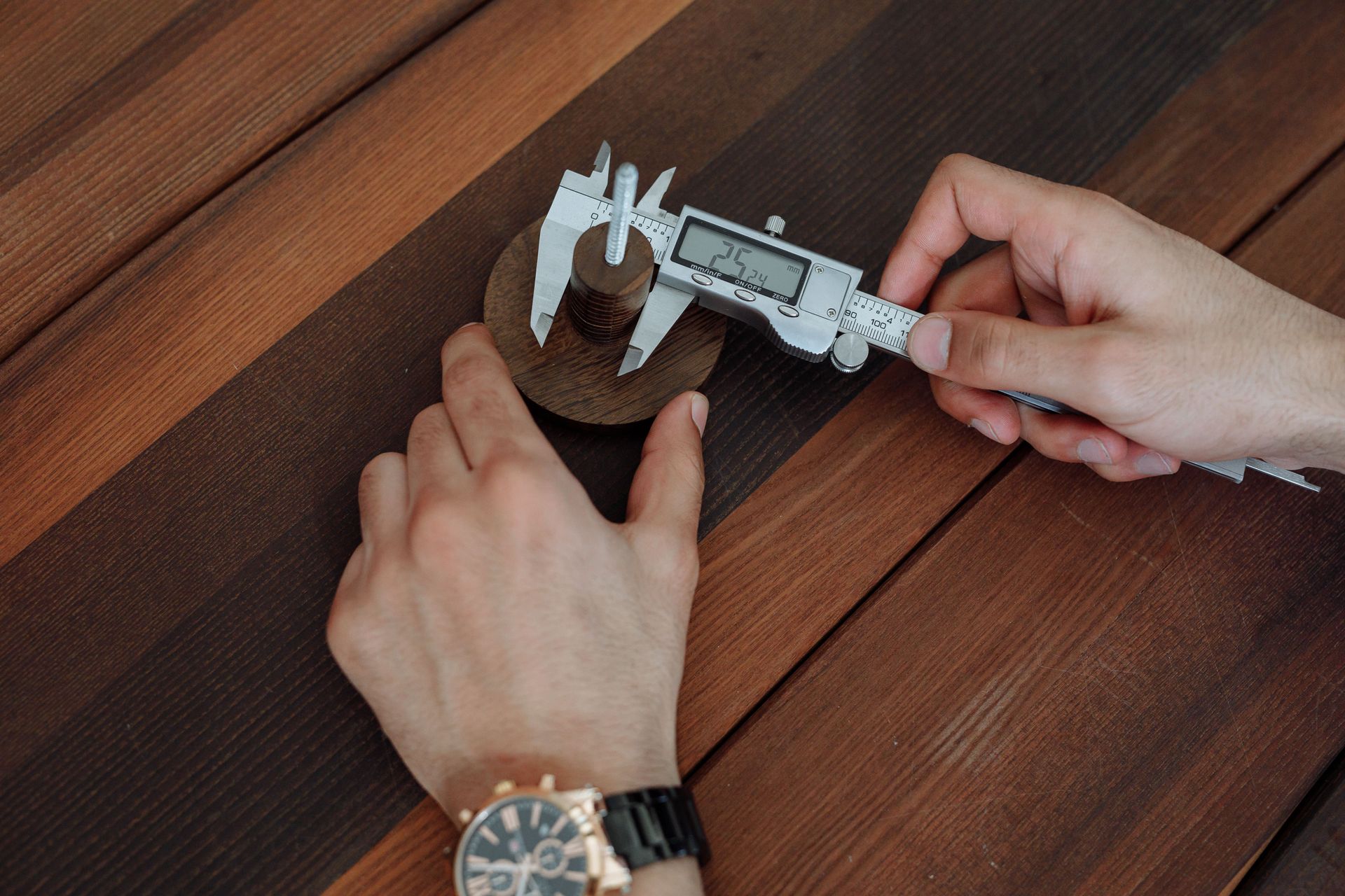 Measuring a small component with digital callipers