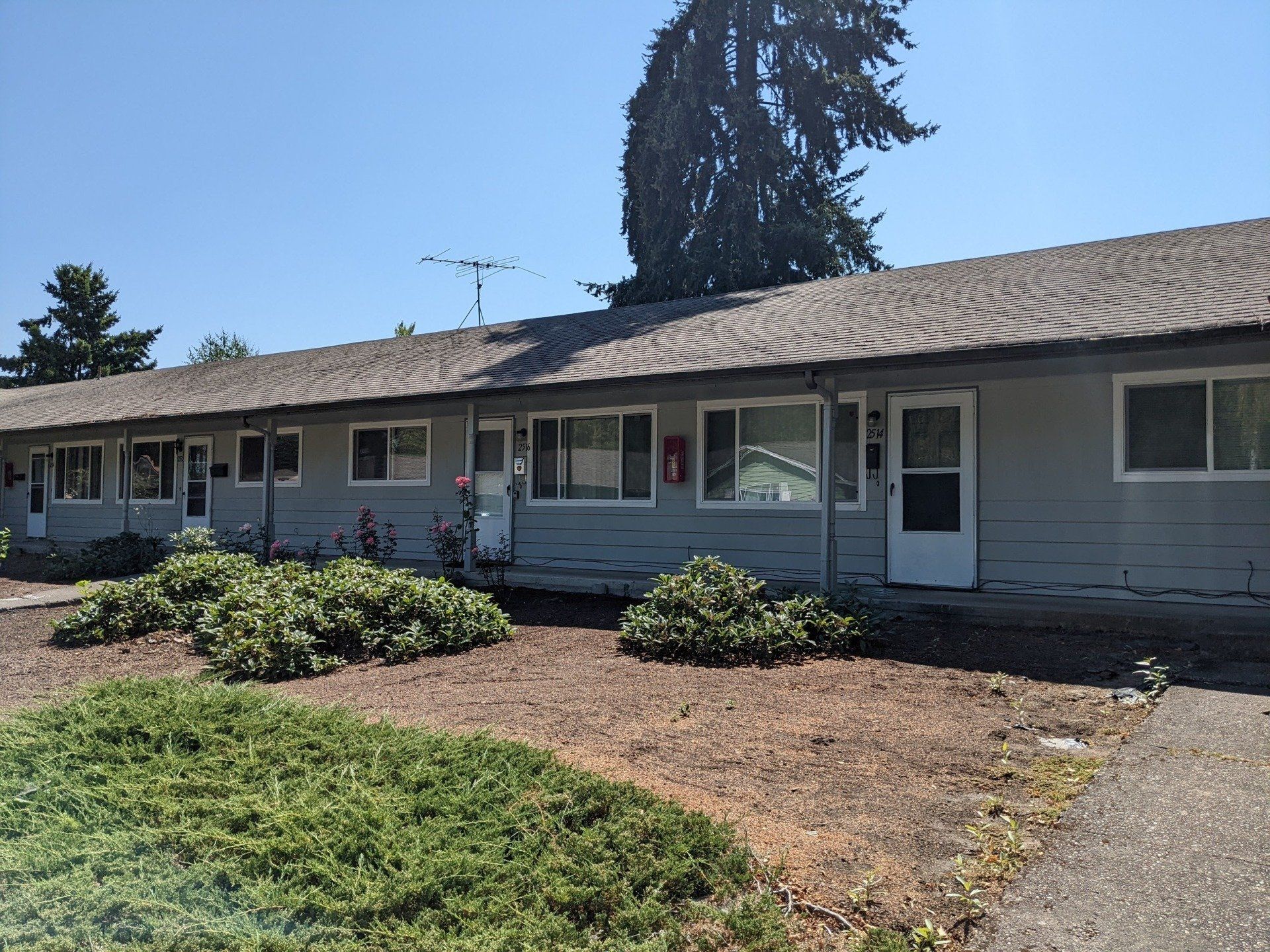 A motel with a lot of windows and doors