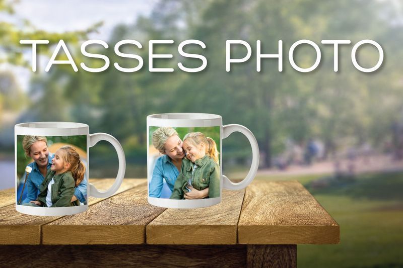 trois tasses avec des photos de famille sont assises sur une table en bois