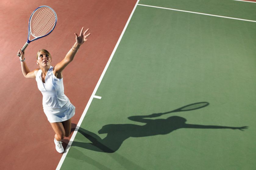 Une joueuse de tennis en action sur le court