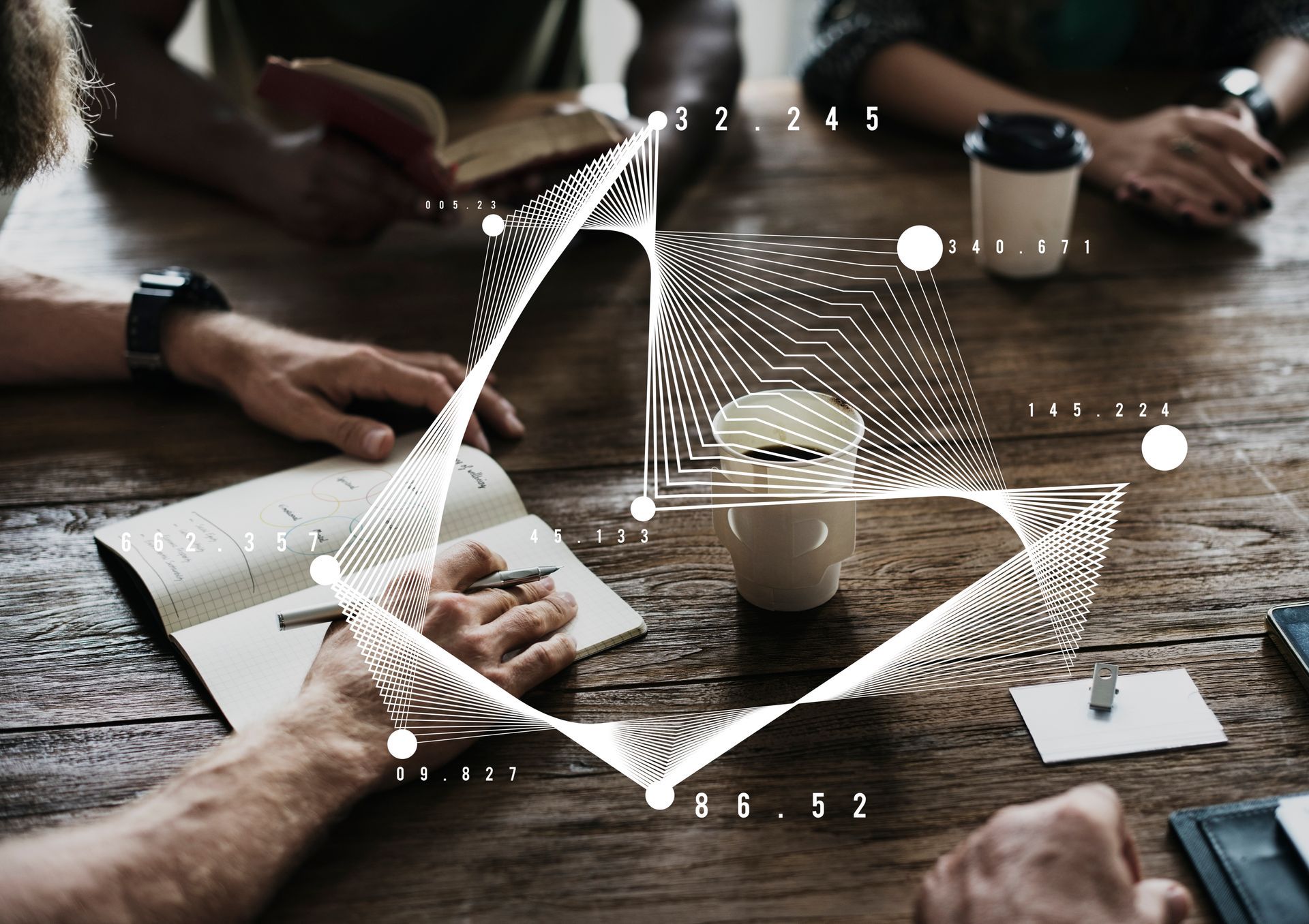 Mensen zitten aan een houten tafel en vergaderen, met een geometrische data-overlay op de achtergrond. Koffiekopjes, een notitieblok en een pen zijn zichtbaar.