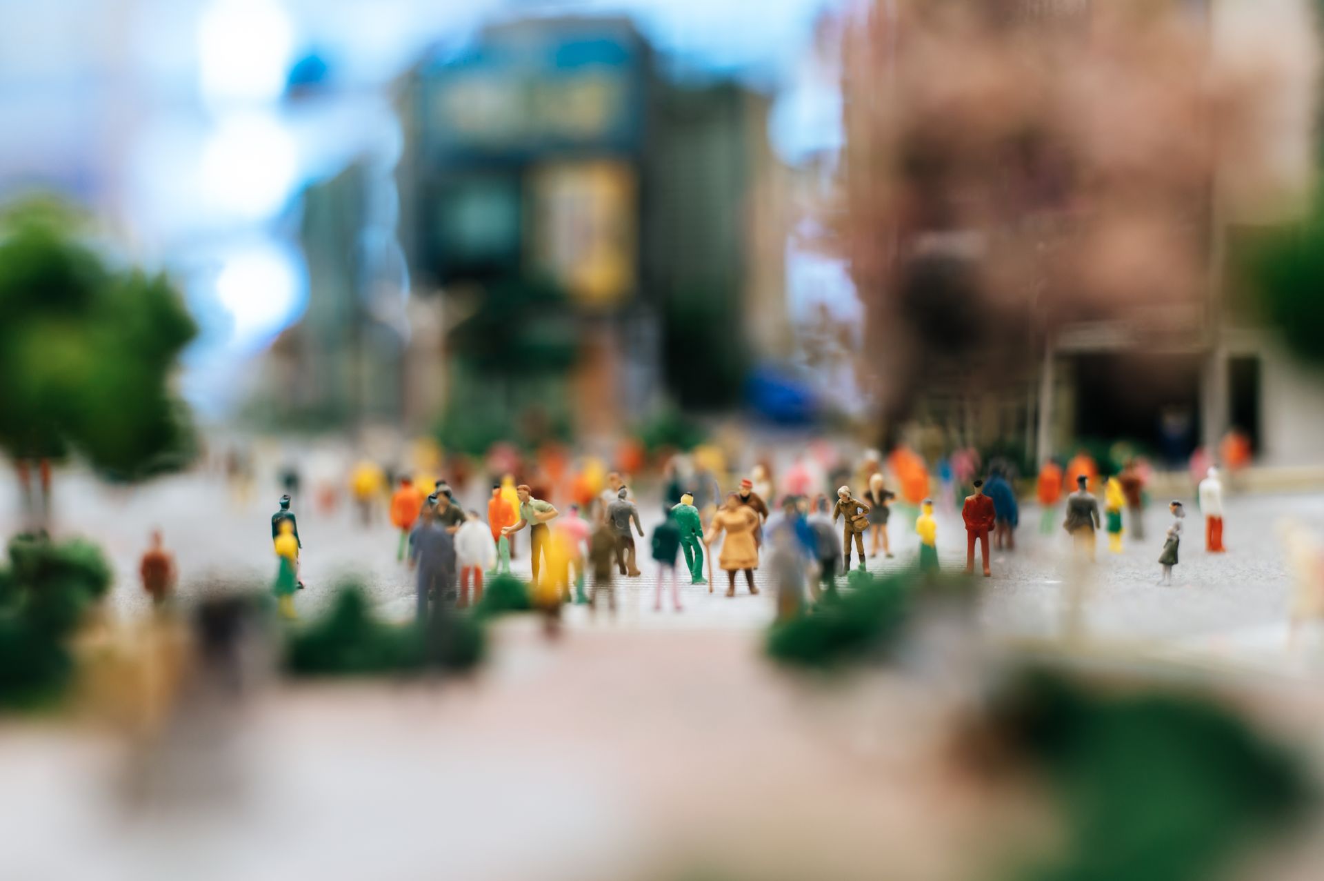 Een kleine menigte mensen verzameld op een stadsplein, met een wazige achtergrond.
