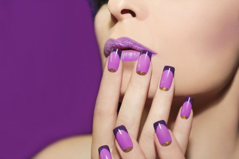 Unghie di donna con nail art gialla e nera