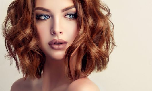 Donna bruna con ombretto e rossetto fucsia