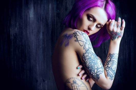 Tatuatore all'opera