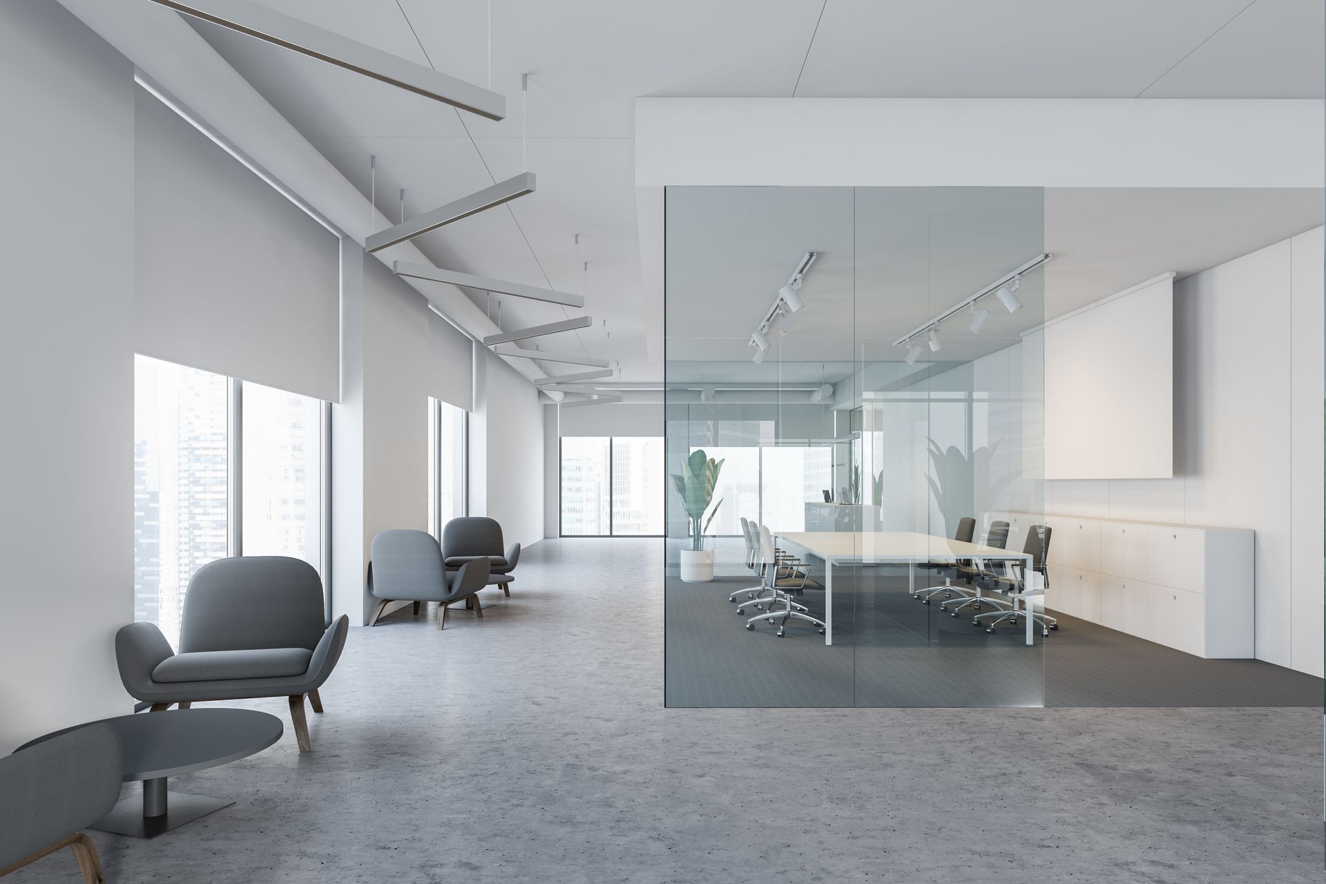 Interno di un ufficio moderno con sala d'attesa e sala conferenze dietro una parete in vetro. Sedie grigie, pavimento in cemento.