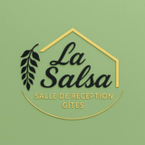 Logo « La Salsa » sur fond vert sauge avec contour de maison doré et texte français « salle de réception, gîtes »