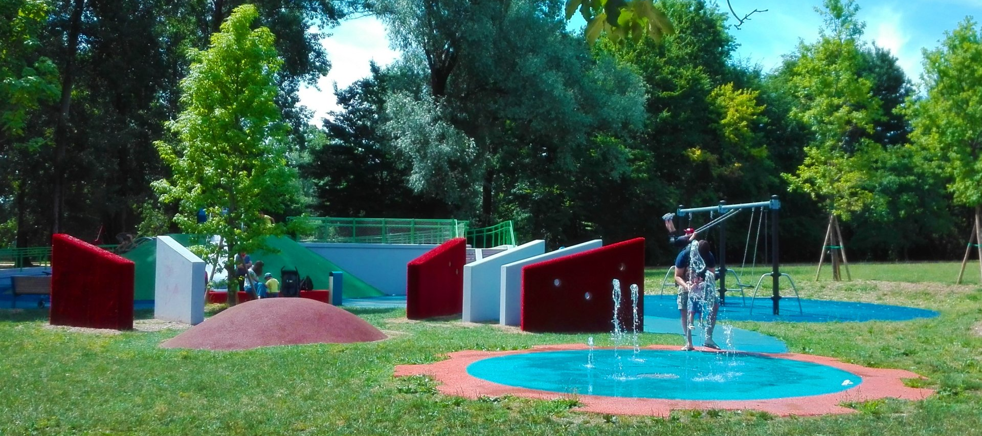 giochi d'acqua per tutti i bambini al parco giochi inclusivo