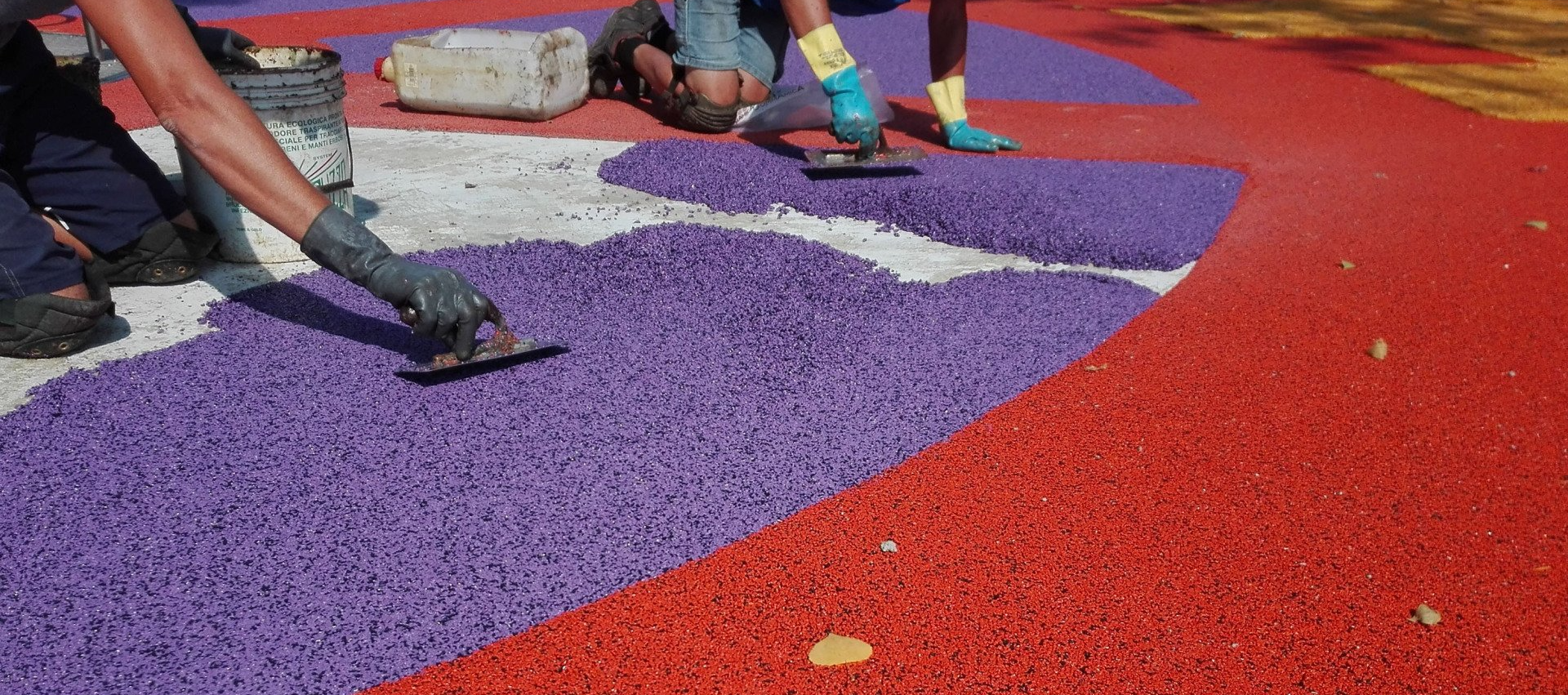 giochi d'acqua per tutti i bambini al parco giochi inclusivo