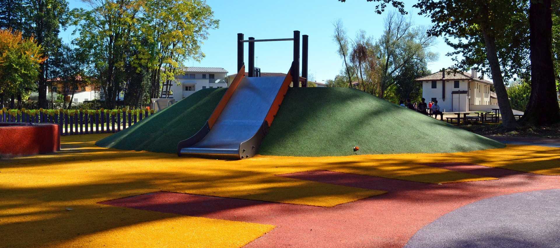 lo scivolo integrato nel paesaggio al parco inclusivo