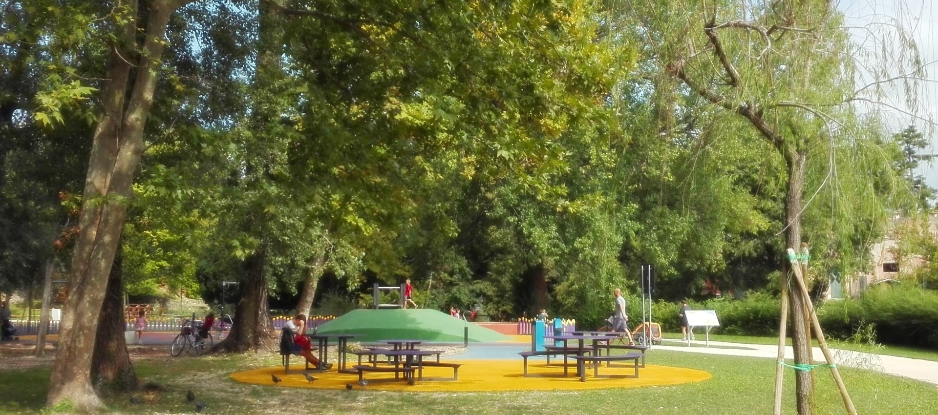 tavoli e panchine Universal Design per bambini ed adulti al parco giochi inclusivo