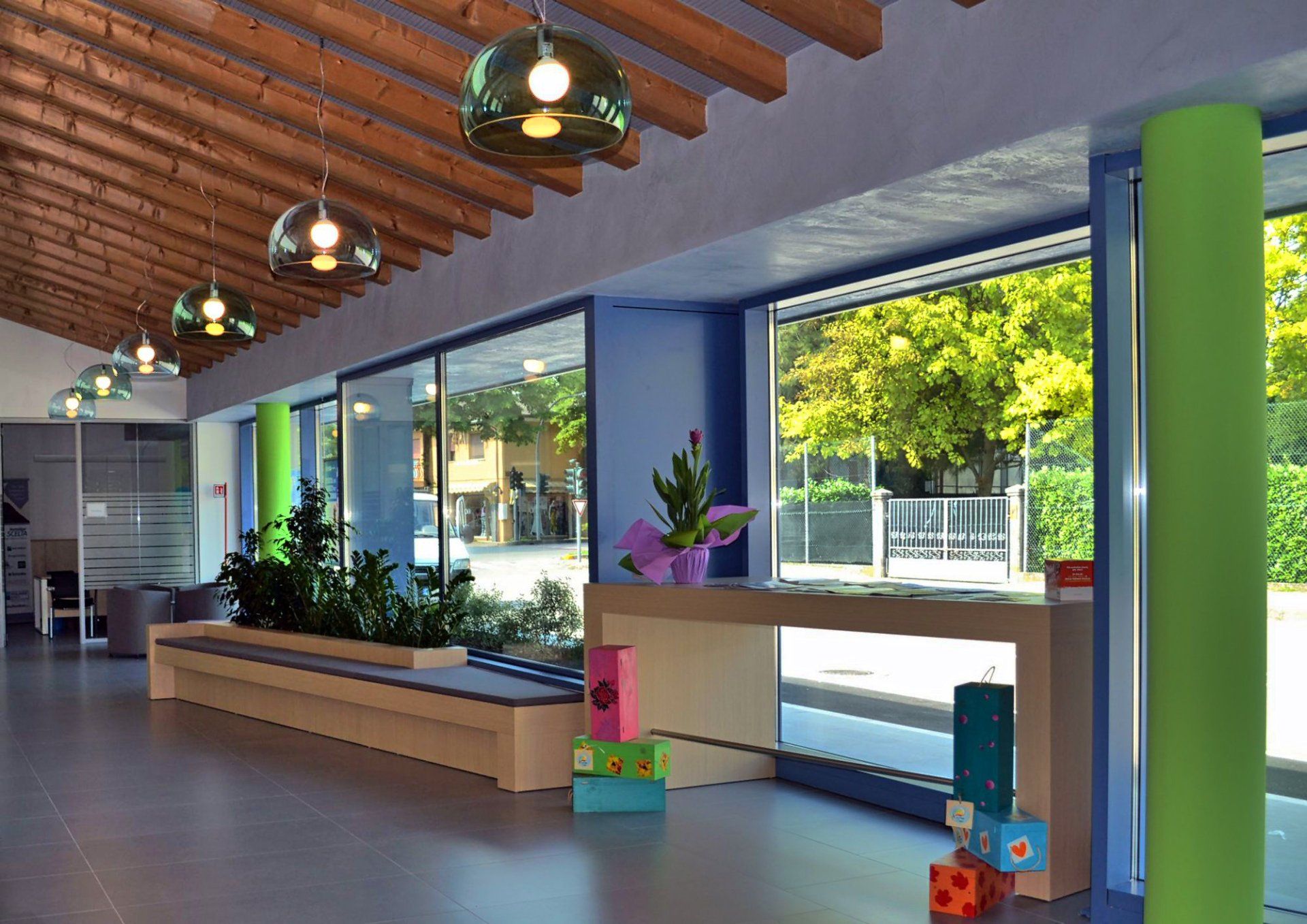 Filiale bancaria efficiente ed accessibile, vista dell'atrio interno