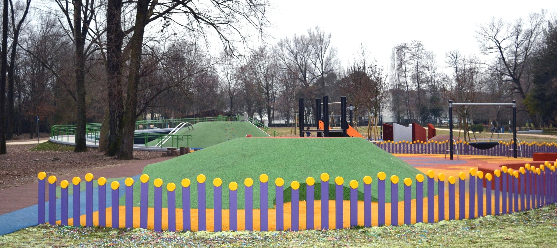 percorsi per bambini con disabilità visiva al parco giochi inclusivo