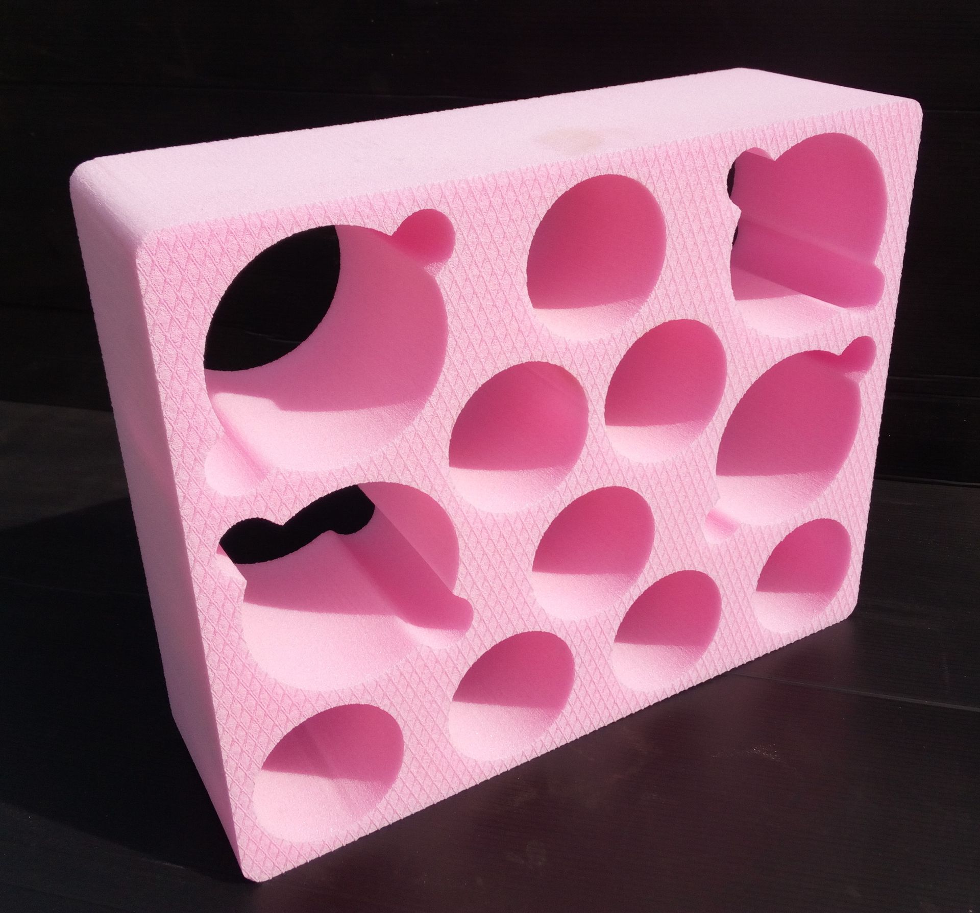 Ein rosa Schaumstoffblock mit Löchern darin