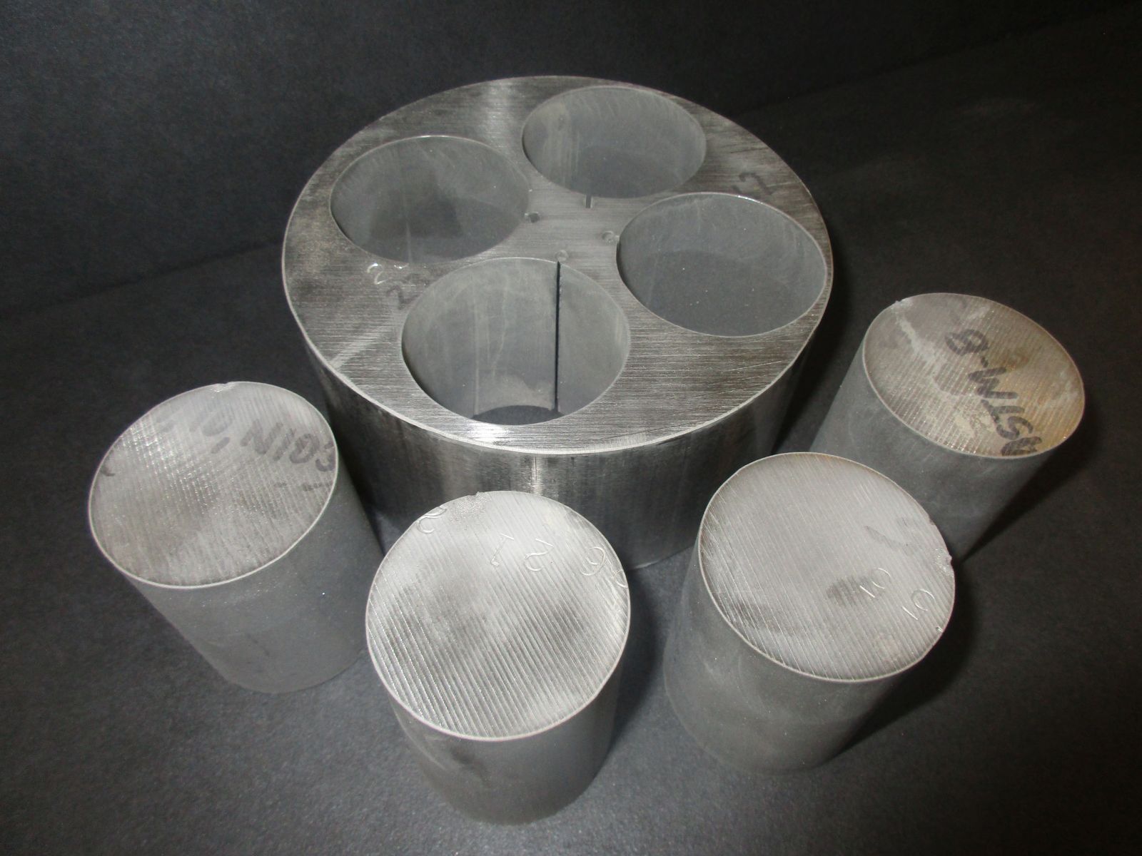 Ein Haufen Metallzylinder stehen auf einem Tisch