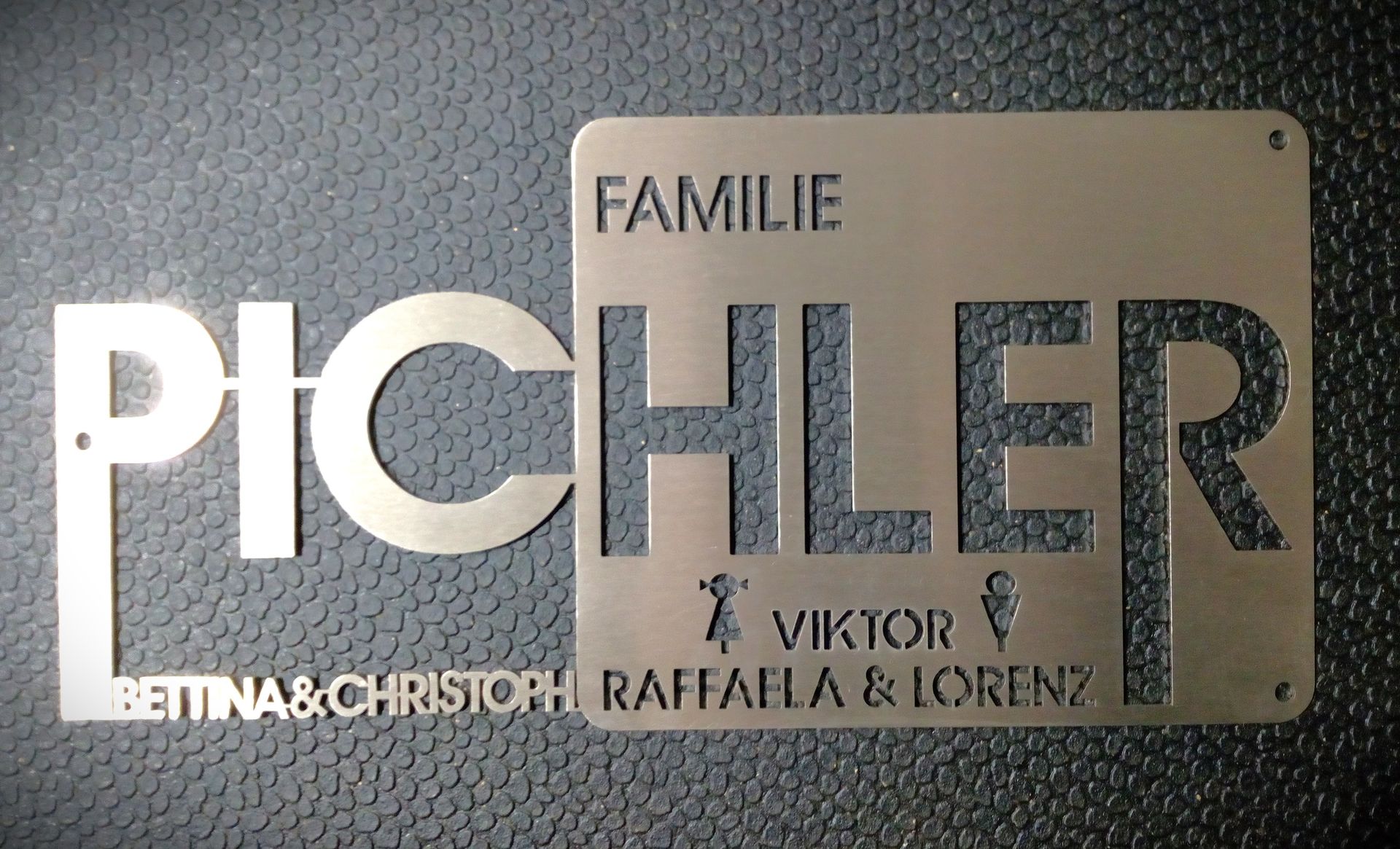 Ein Schild mit der Aufschrift Familie Pichler
