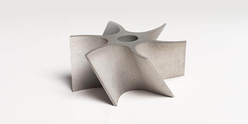Ein 3D-gedrucktes Objekt liegt auf einer weißen Oberfläche.