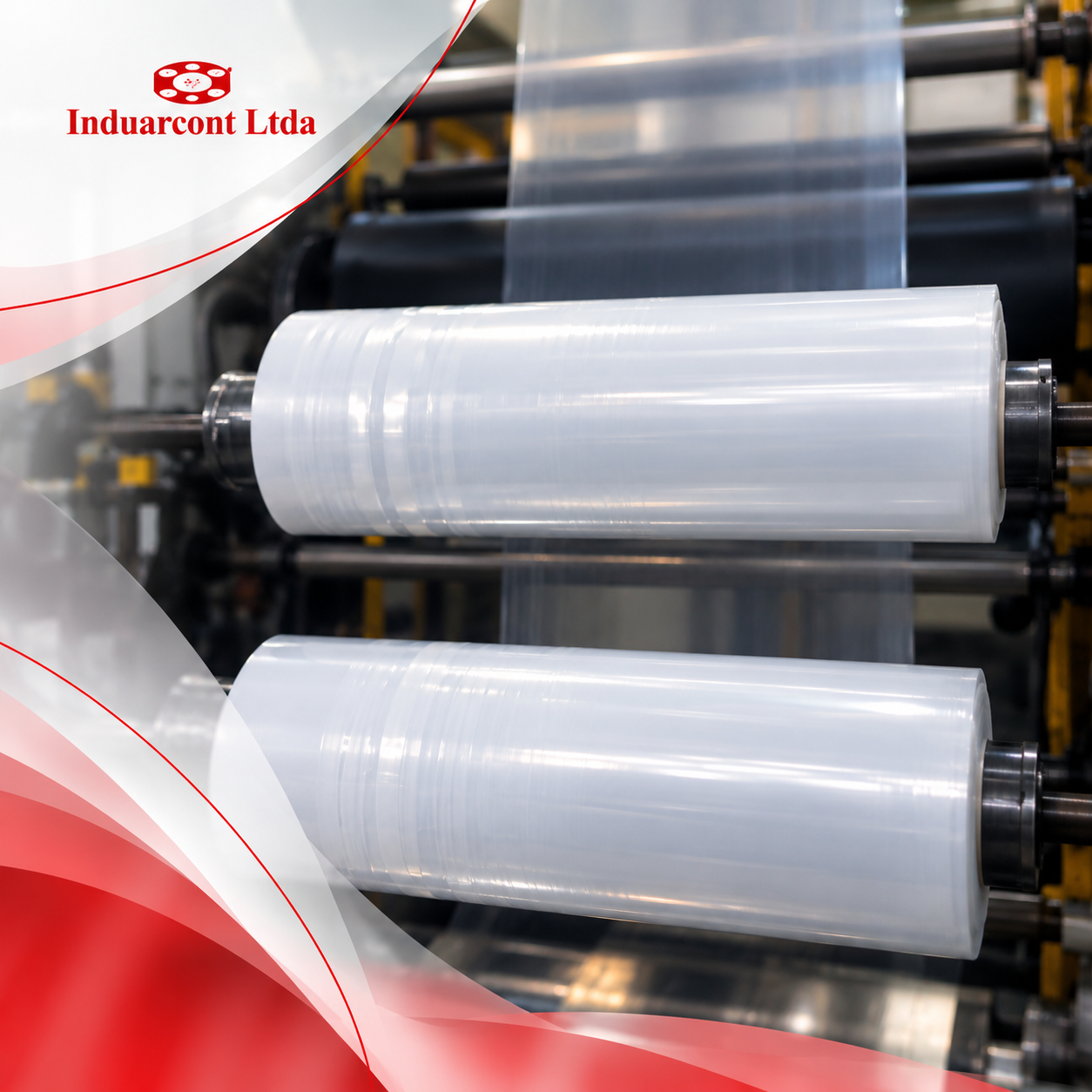 Trabajadores manejan una máquina enrolladora de película plástica en una fábrica, con película transparente que se introduce a través de los rodillos.