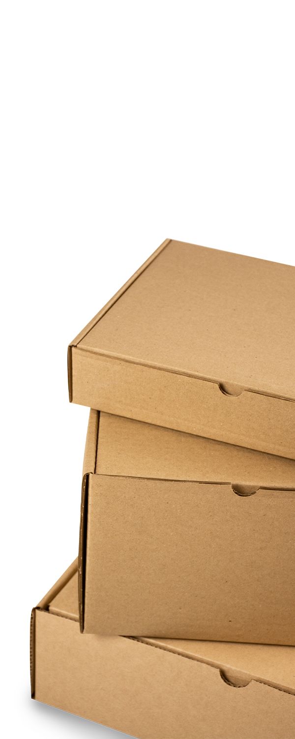 Pila de cajas de cartón marrón para envíos sobre un fondo blanco.