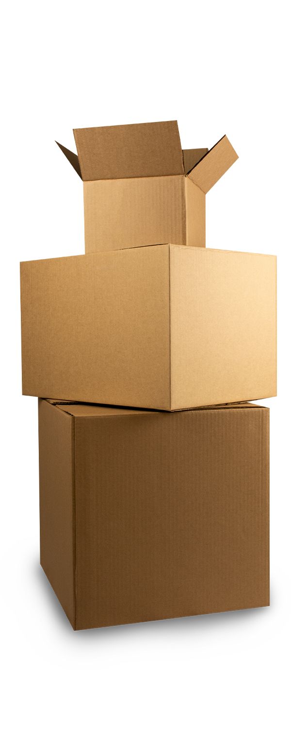 Pila de tres cajas de cartón para mudanza, una abierta por arriba, aisladas sobre un fondo blanco.