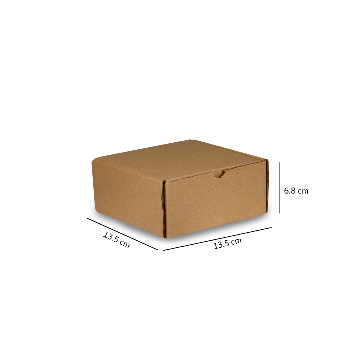 Caja de cartón marrón con dimensiones indicadas de 13,5 cm x 13,5 cm x 6,8 cm.