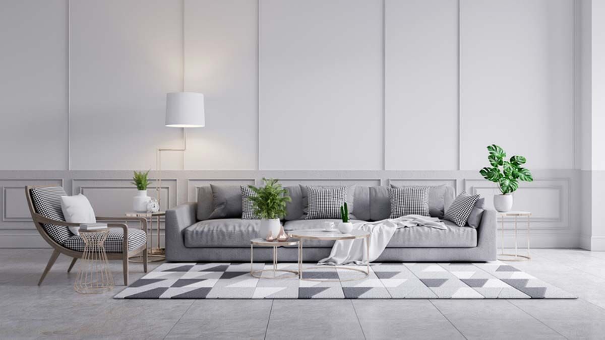 Una sala de estar con sofá, silla, mesa y alfombra.