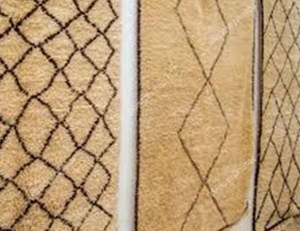 Un primer plano de tres alfombras colgadas en una pared.